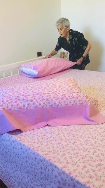 Sandra che prepara una camera con cura